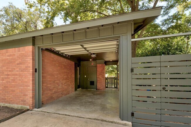 Building Photo - 1809 Forestglade Dr