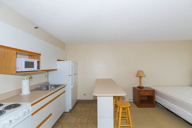 Building Photo - Marine Surf - Studio 1b 1parking! in Waikiki