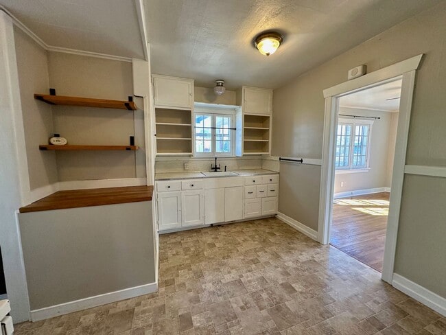 Building Photo - Ideally Located and Updated 3 Bed 1 Bath Spokane Home w/ Large Detached Garage/Shop Near Garland ...