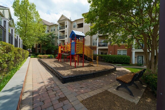 Building Photo - 3 level 2 BR 2BA condo in Fairfax Ridge
