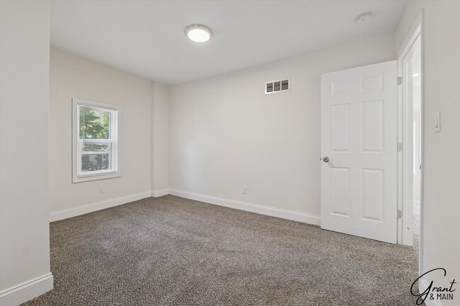 Building Photo - $1300 - Renovated 3 Bedroom