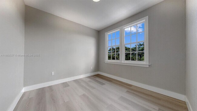 Building Photo - 433 NW 25th Ave