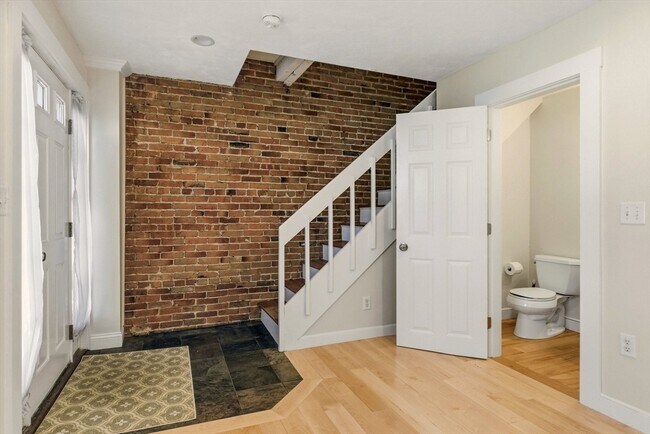 Building Photo - 25 Munroe St