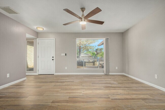 Building Photo - Central & Thunderbird 3 bdrm 2 bath Home w...