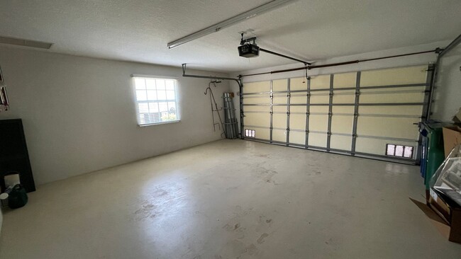 Building Photo - Furnished Short Term Rental