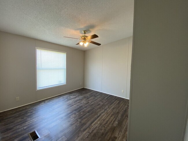 Building Photo - Four Bedroom In the Country