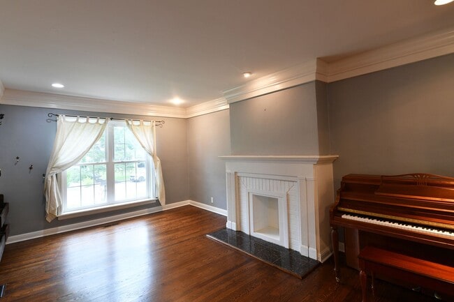 Building Photo - Kirkwood 5 bedroom / 3 full bathroom home