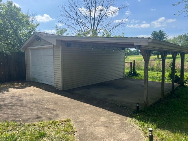 Building Photo - 706 Golfview Dr