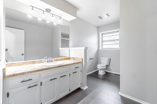 Building Photo - Beautiful home in an established neighborhood with a new roof is waiting for you!