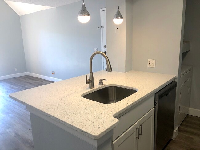 Building Photo - 351 Lone Hill Dr