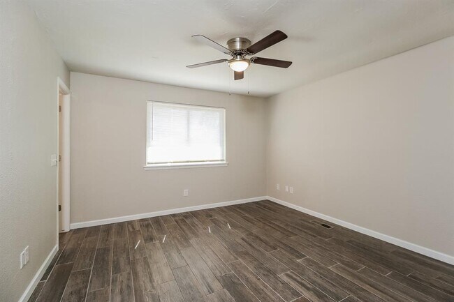 Building Photo - 8716 Tracy Dr