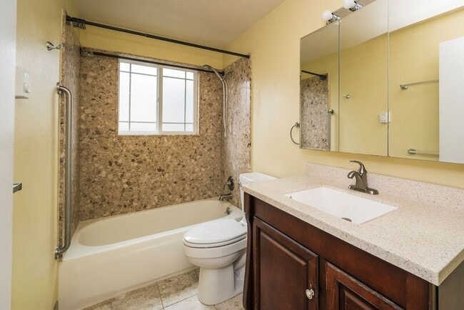 Building Photo - 7415 SE Center St