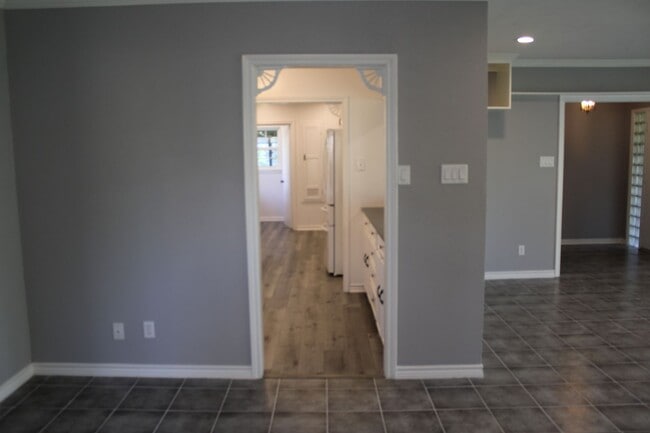 Building Photo - 3 Bedrom 2 bath with a 1 car garage