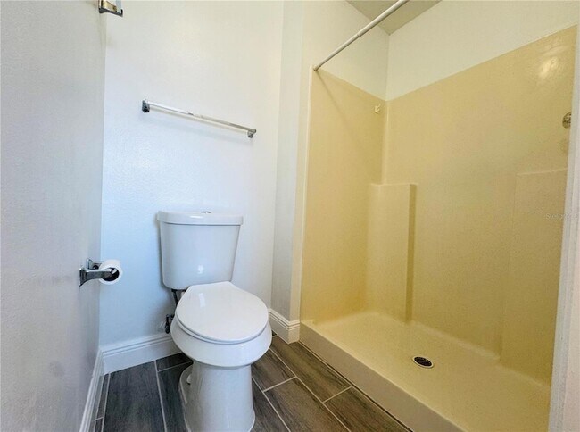 Building Photo - 2405 Queenswood Cir
