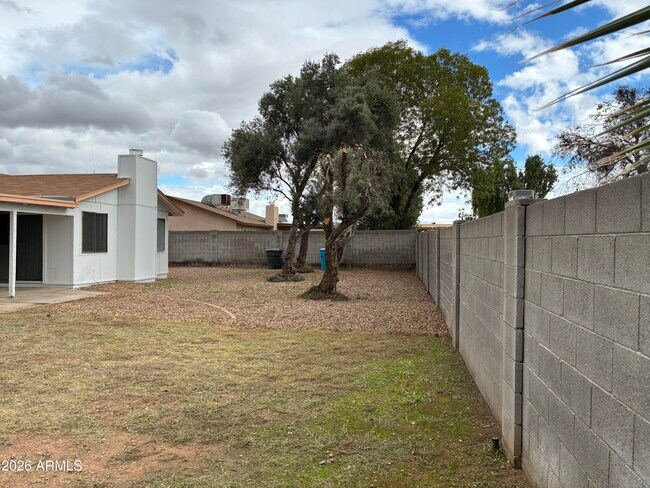 Building Photo - 4831 W Juniper Ave