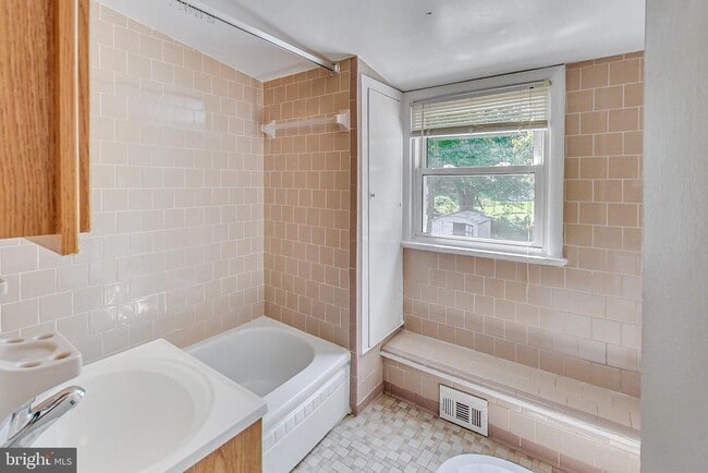 Building Photo - 6641 Barrett Rd