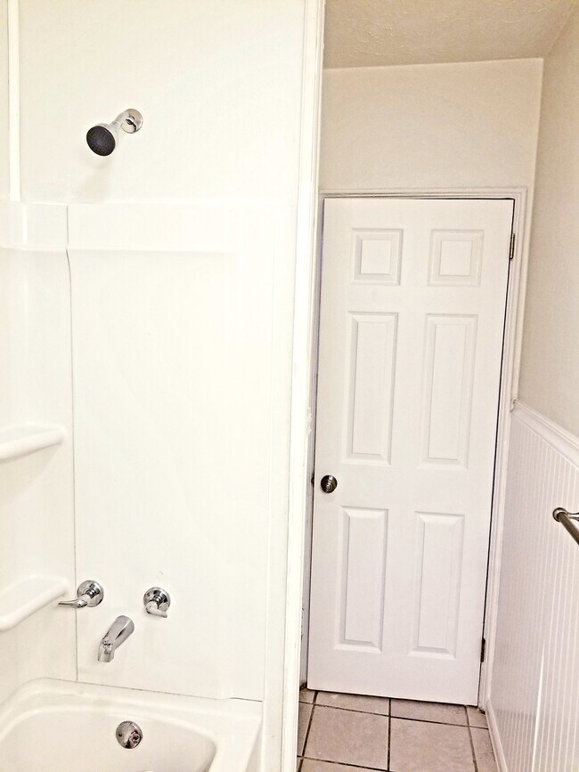 Building Photo - 512 E Strawbridge Ave