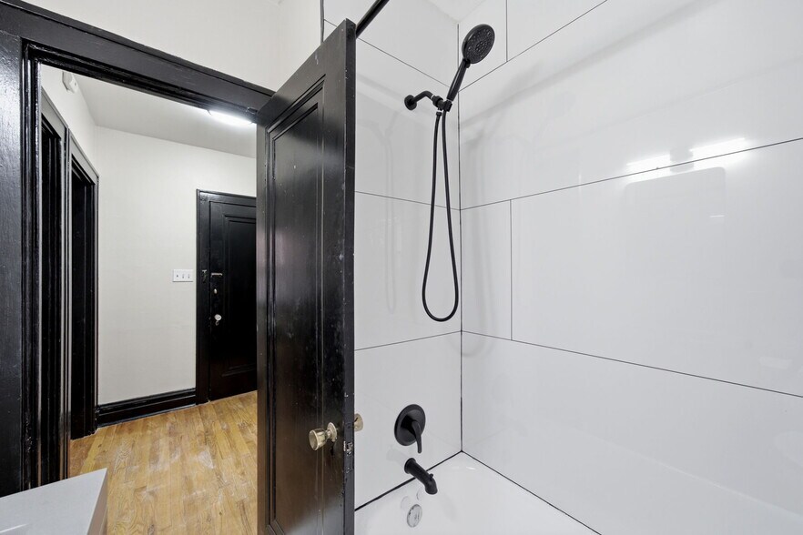 Building Photo - 5055 Lindenwood Ave