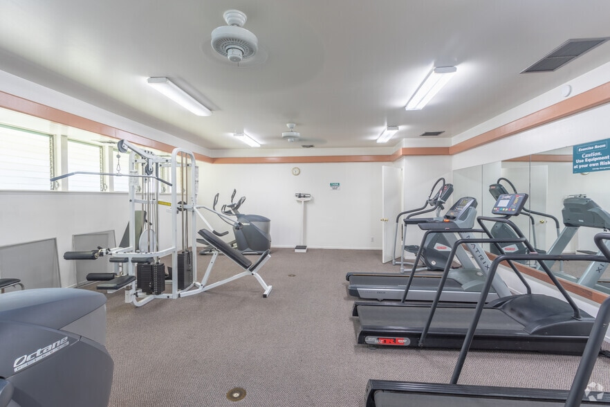 Fitness center - Oakridge Apartments