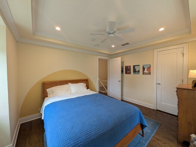 Building Photo - 2741 Lincolnwood Dr