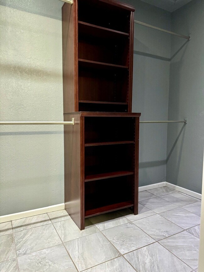 Building Photo - "Charming 3-Bed Oasis with 2 Full Baths in Lubbock – 1,610 Sq Ft of Comfort Awaits!"