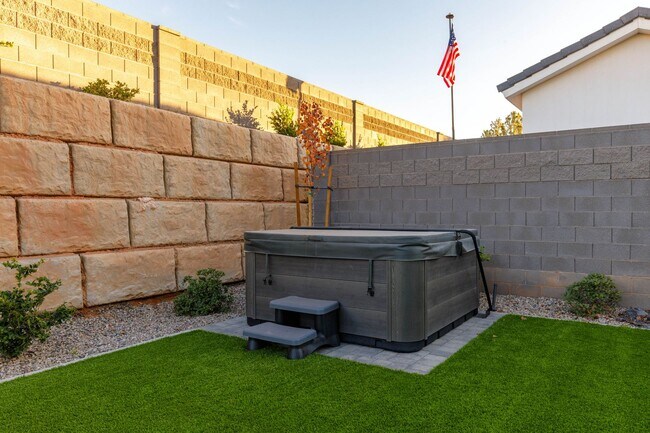 Building Photo - 6 bedroom with RV Garage and Hot Tub