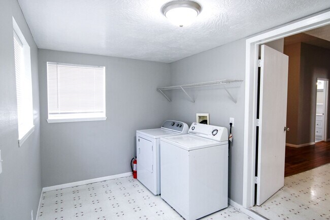 Building Photo - **Spacious 3 bed 2 bath w/ Fenced In Back ...