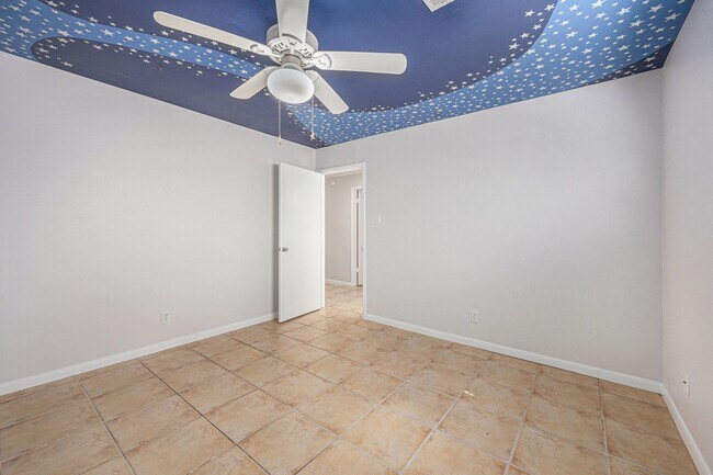 Building Photo - 5511 Loch Lomond Dr