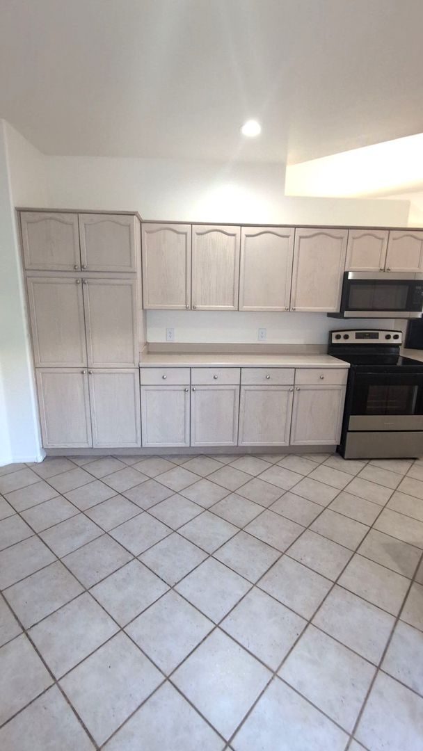 Building Photo - 2098 E Mallard Ct