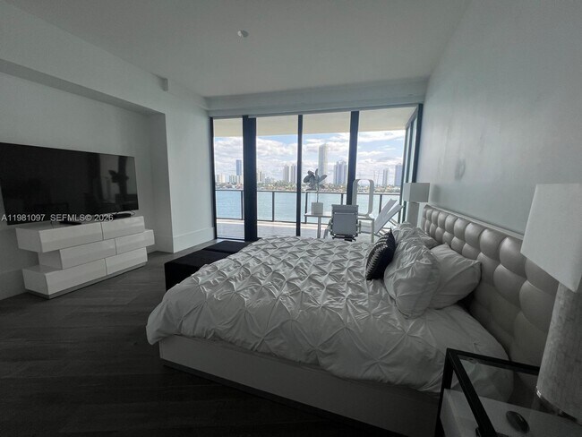 Building Photo - 5500 Island Estates Dr