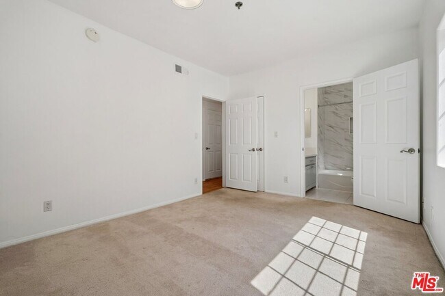 Building Photo - 2205 S Bentley Ave