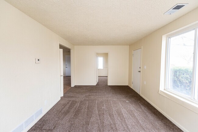 Building Photo - 858 Minota Ave