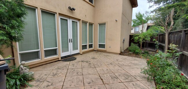 Building Photo - Charming Luxury Home near Downtown & Shopping