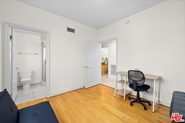 Building Photo - 5029 Lemona Ave
