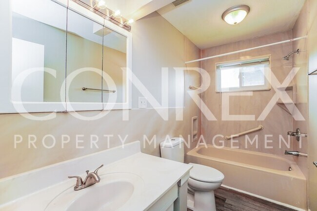 Building Photo - Beautiful 3 Bedroom Multi Level Home in Co...
