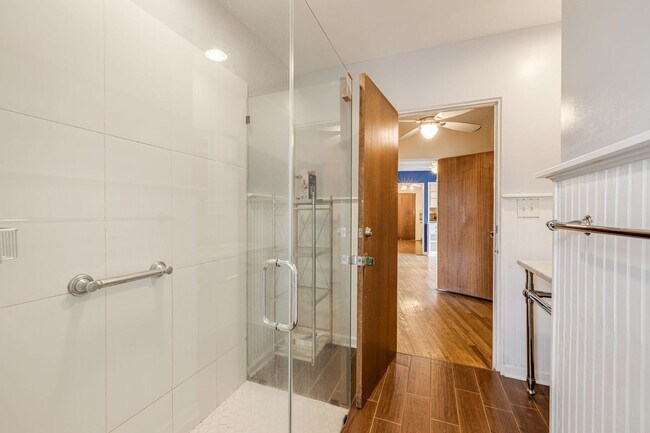 Building Photo - Bright & Inviting 2-Bedroom Home with Fenced-In Yard, Garage & Lawn Care Included