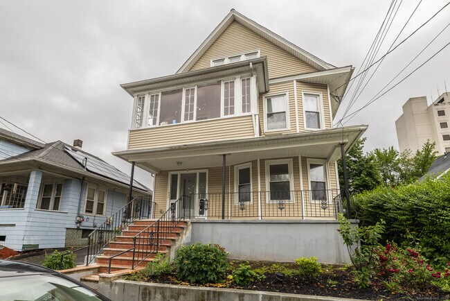 Building Photo - 25 Hunting St