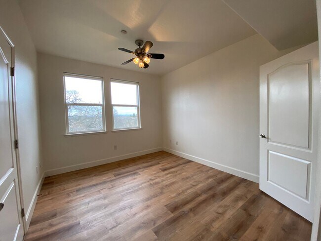 Building Photo - Beautiful Phoenician Apartments - 2 Bed, 2...