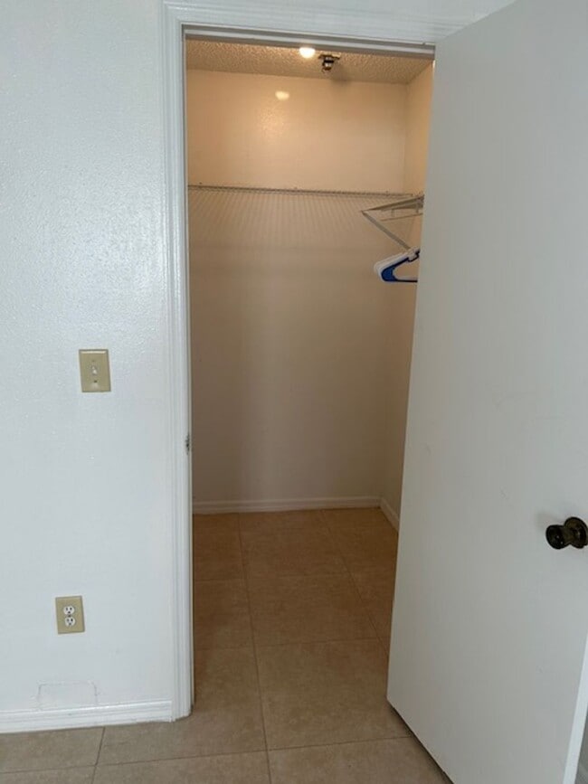 Building Photo - Well maintained 1/1 in a 55+ community