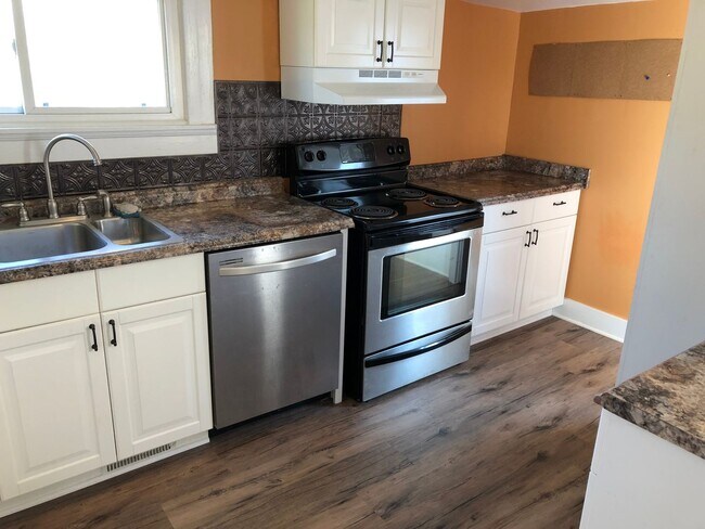 Building Photo - Charming 1920s Bungalow Steps from Downtown Mebane!