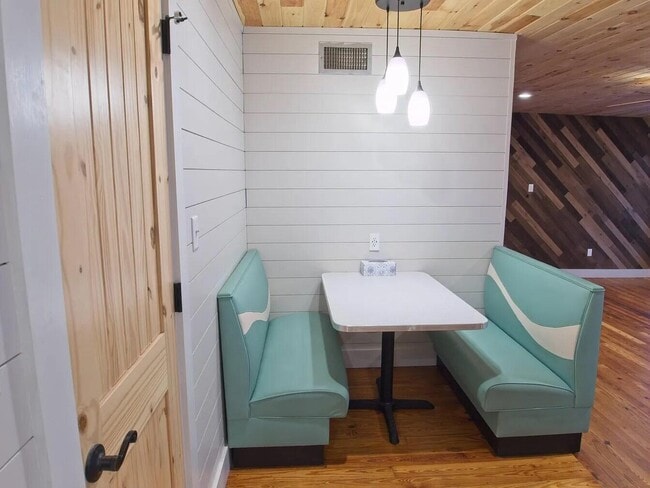 Building Photo - 821 Brett St S