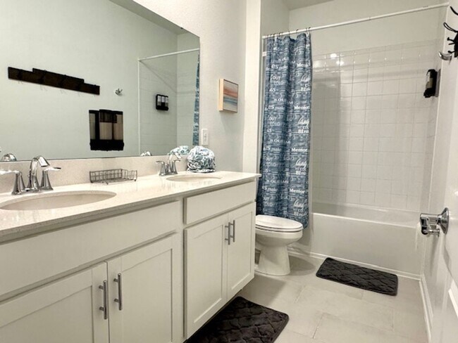 Building Photo - Spacious 4 bedroom 2.5 Bath, Fully Furnish...