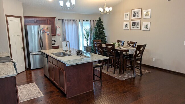 Building Photo - Amazing 5 bedroom home in Blaine!