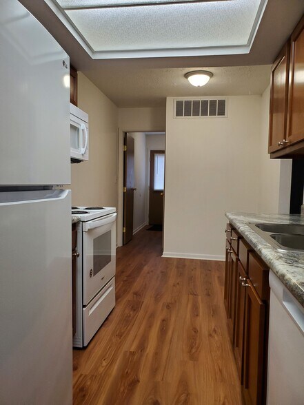 Kitchen - 815 Sussex Plz