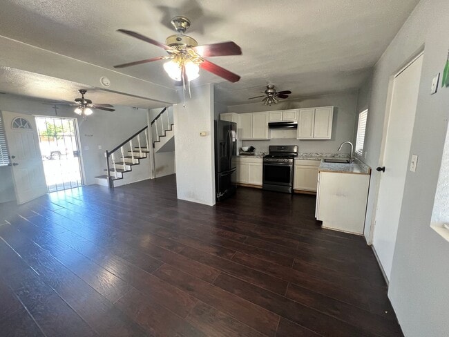 Building Photo - 2 Story, 2 Bedrooms, 2 Bath home with larg...