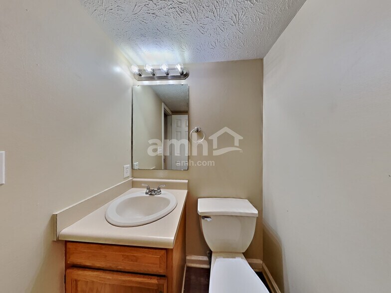 Building Photo - 8420 Brook Pointe Ct