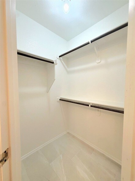 Building Photo - 715 Hallvale Dr