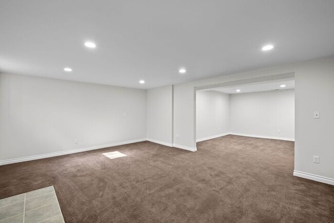 Building Photo - Elegant and Spacious Air-Conditioned Lincoln Park Rambler