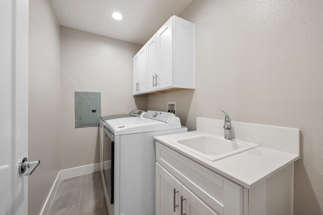 Building Photo - 4372 Paxton Pl