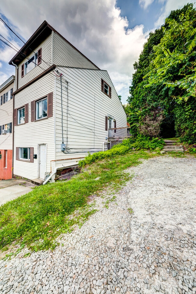 Building Photo - AVAILABLE AUGUST 2026 - Beautiful 3 Bedroom Home w/ OFF-STREET PARKING & Deck!